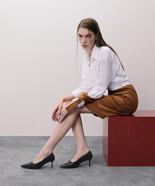 CHARLES & KEITH(チャールズ & キース)の「レザーバックルストラップ スティレットパンプス(パンプス・レディース・オートミール/ブラック・24.5cm/23.5cm/23cm/22.5cm/25cm)」の3枚目の写真