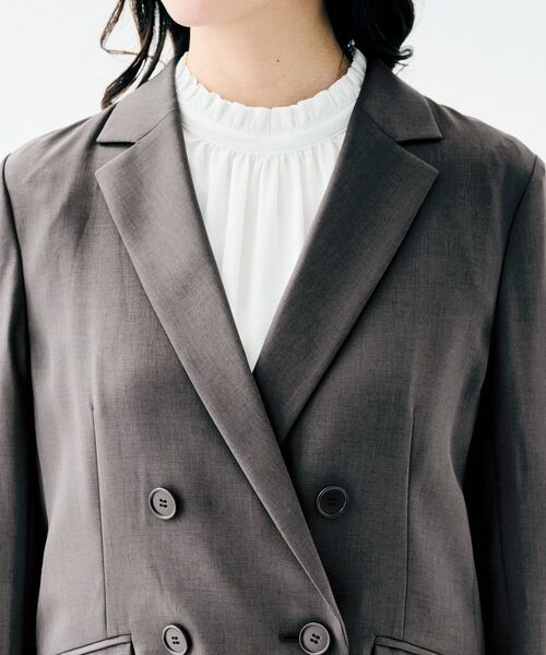 UNTITLED（アンタイトル）の「【接触冷感/UVカット/洗える】エアリー ダブルブレストジャケット（テーラードジャケット・レディース・ネイビー/チャコールグレー/ナチュラル・03/02/01/00/50/48/46/44/42/04）」の6枚目の写真