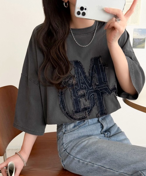 mily bilet(ミウィビレット)の「【mily bilet】いつものカジュアルに、遊びをひとさじ。デニムフリンジワッペン使いコットン100%オーバーサイズTシャツ(半袖)(Tシャツ/カットソー・レディース・チャコール/ホワイト/ブラック・LARGE/MEDIUM/SMALL/X-LARGE)」の13枚目の写真