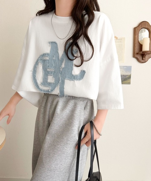 mily bilet(ミウィビレット)の「【mily bilet】いつものカジュアルに、遊びをひとさじ。デニムフリンジワッペン使いコットン100%オーバーサイズTシャツ(半袖)(Tシャツ/カットソー・レディース・チャコール/ホワイト/ブラック・LARGE/MEDIUM/SMALL/X-LARGE)」の4枚目の写真