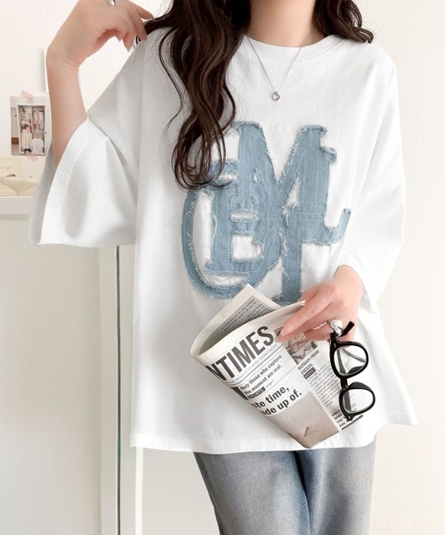 mily bilet(ミウィビレット)の「【mily bilet】いつものカジュアルに、遊びをひとさじ。デニムフリンジワッペン使いコットン100%オーバーサイズTシャツ(半袖)(Tシャツ/カットソー・レディース・チャコール/ホワイト/ブラック・LARGE/MEDIUM/SMALL/X-LARGE)」の6枚目の写真