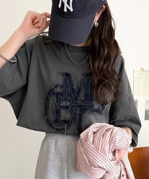 mily bilet(ミウィビレット)の「【mily bilet】いつものカジュアルに、遊びをひとさじ。デニムフリンジワッペン使いコットン100%オーバーサイズTシャツ(半袖)(Tシャツ/カットソー・レディース・チャコール/ホワイト/ブラック・LARGE/MEDIUM/SMALL/X-LARGE)」の19枚目の写真
