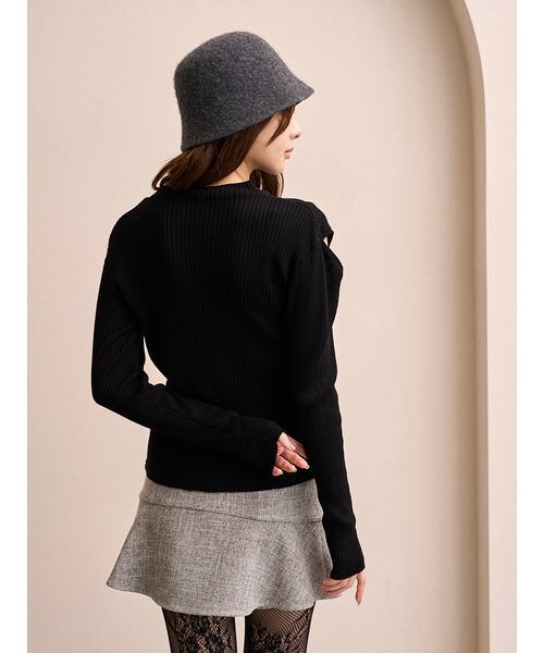 SNIDEL（スナイデル）の「コールドショルダールーズリブプルオーバー（ニット/セーター・レディース・アイボリー/ブラック/レッド・F）」の4枚目の写真