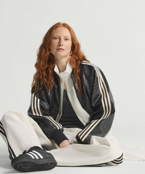 adidas（アディダス）の「プレザー ジャケット / アディダスオリジナルス adidas Originals（ブルゾン・レディース・ブラック/レッド・MEDIUM/SMALL/X-SMALL/XX-LARGE/LARGE/X-LARGE）」の2枚目の写真
