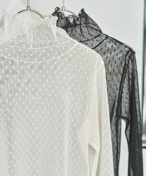 Spick & Span（スピックアンドスパン）の「《追加》ドットチュールハイネックプルオーバー（Tシャツ/カットソー・レディース・ブラック/ホワイト系その他/ブラウン/ホワイト・FREE）」の3枚目の写真