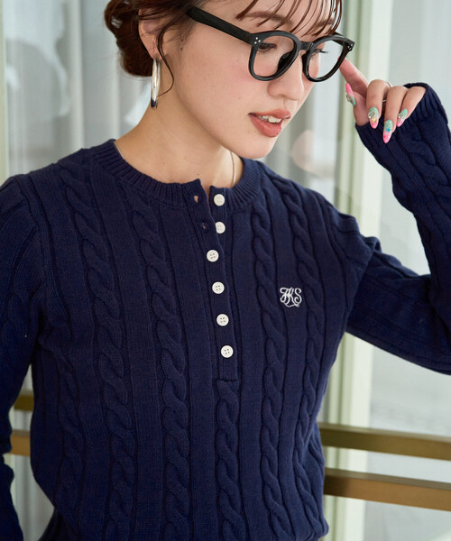 セール】限定展開 ワンポイント刺繍 ケーブルニット ヘンリーネック