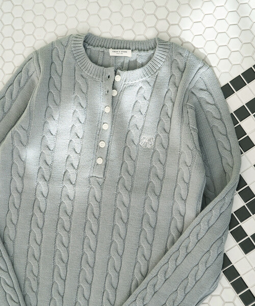 セール】限定展開 ワンポイント刺繍 ケーブルニット ヘンリーネック