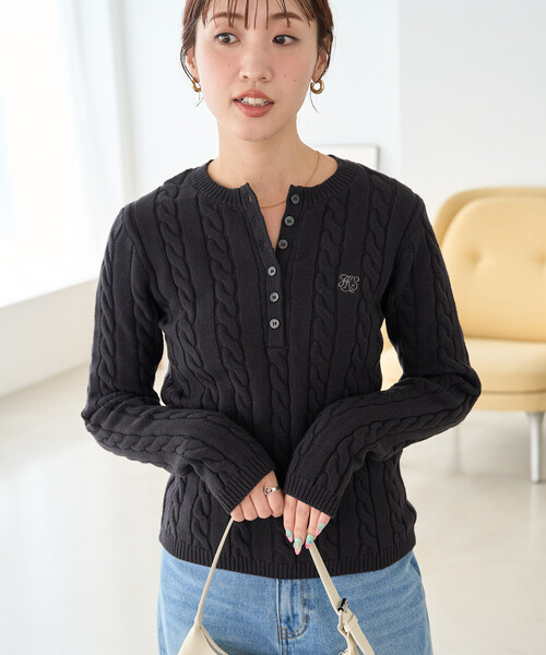 セール】限定展開 ワンポイント刺繍 ケーブルニット ヘンリーネック