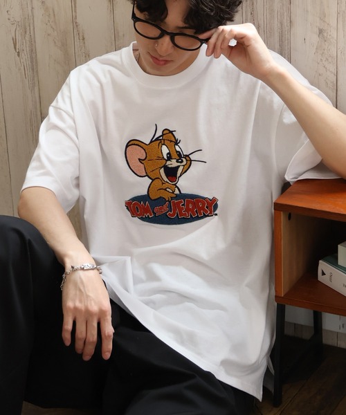 Tom＆Jerry（トムアンドジェリー）の「【Tom & Jerry/トム & ジェリー】別注 アソート アートワークデザイン サガラ刺繍 半袖Tシャツ（Tシャツ/カットソー・メンズ・ホワイト系3/ブラック系2/ベージュ系1/ブラック系1/ホワイト系4/ホワイト系2/ホワイト系1/ベージュ系2/ブラック系4/ネイビー系2/ネイビー系1/ブラック系3・M/LL/L）」の2枚目の写真