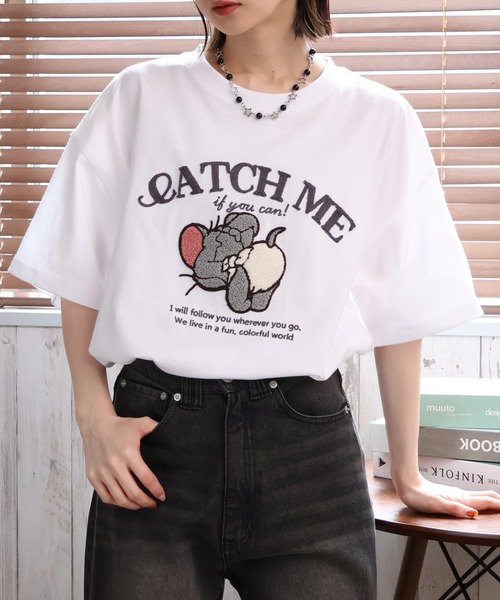Tom＆Jerry（トムアンドジェリー）の「【Tom & Jerry/トム & ジェリー】別注 アソート アートワークデザイン サガラ刺繍 半袖Tシャツ（Tシャツ/カットソー・メンズ・ホワイト系3/ブラック系2/ベージュ系1/ブラック系1/ホワイト系4/ホワイト系2/ホワイト系1/ベージュ系2/ブラック系4/ネイビー系2/ネイビー系1/ブラック系3・M/LL/L）」の3枚目の写真