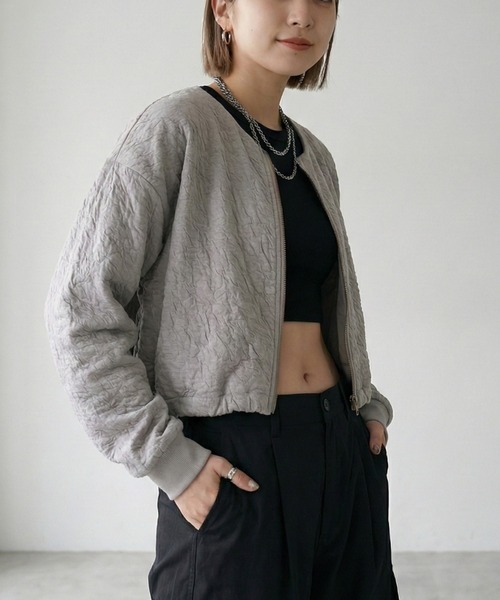 Belta attrice(ベルタアトリーチェ)の「ふくれジャガード クロップドZIPカーディガン ショート丈 ドロスト ぽこぽこ素材 春カーディガン/ 秋冬(カーディガン/ボレロ・レディース・グリーン/グレー/ブラック/アイボリー・FREE)」の3枚目の写真
