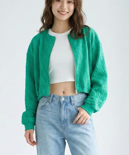Belta attrice(ベルタアトリーチェ)の「ふくれジャガード クロップドZIPカーディガン ショート丈 ドロスト ぽこぽこ素材 春カーディガン/ 秋冬(カーディガン/ボレロ・レディース・グリーン/グレー/ブラック/アイボリー・FREE)」の4枚目の写真