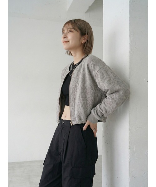 Belta attrice(ベルタアトリーチェ)の「ふくれジャガード クロップドZIPカーディガン ショート丈 ドロスト ぽこぽこ素材 春カーディガン/ 秋冬(カーディガン/ボレロ・レディース・グリーン/グレー/ブラック/アイボリー・FREE)」の6枚目の写真