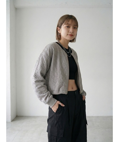 Belta attrice(ベルタアトリーチェ)の「ふくれジャガード クロップドZIPカーディガン ショート丈 ドロスト ぽこぽこ素材 春カーディガン/ 秋冬(カーディガン/ボレロ・レディース・グリーン/グレー/ブラック/アイボリー・FREE)」の5枚目の写真