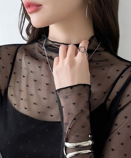 COCOMOMO(ココモモ)の「一枚でも重ねても甘すぎない ハート柄シアートップス ハイネック ハートドット シアートップス 長袖 ハート レイヤード インナー シアー トップス レイヤードトップス 冷房対策 日焼け対策 UV対策 春服 夏服 秋服 冬服(Tシャツ/カットソー・レディース・アイボリー/ブラック・FREE)」の10枚目の写真