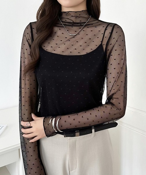 COCOMOMO(ココモモ)の「一枚でも重ねても甘すぎない ハート柄シアートップス ハイネック ハートドット シアートップス 長袖 ハート レイヤード インナー シアー トップス レイヤードトップス 冷房対策 日焼け対策 UV対策 春服 夏服 秋服 冬服(Tシャツ/カットソー・レディース・アイボリー/ブラック・FREE)」の15枚目の写真