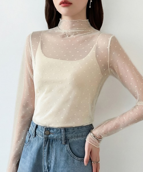 COCOMOMO(ココモモ)の「一枚でも重ねても甘すぎない ハート柄シアートップス ハイネック ハートドット シアートップス 長袖 ハート レイヤード インナー シアー トップス レイヤードトップス 冷房対策 日焼け対策 UV対策 春服 夏服 秋服 冬服(Tシャツ/カットソー・レディース・アイボリー/ブラック・FREE)」の18枚目の写真
