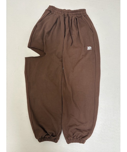 YACA(ヤーカ)の「Cutoff Logo Sweat PT/カットオフロゴスウェットパンツ【unisex item】(スウェットパンツ・レディース・モカ・FREE)」の10枚目の写真
