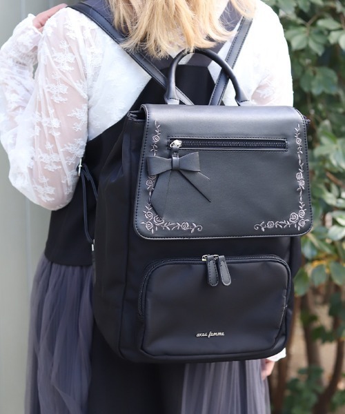 axes femme（アクシーズファム）の「撥水ナイロン刺繍使いリュック（バックパック/リュック・レディース・ブラック/ブルー・FREE）」の2枚目の写真