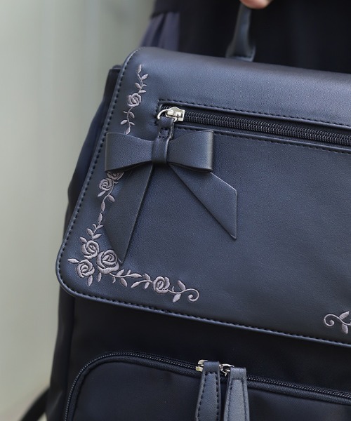 axes femme（アクシーズファム）の「撥水ナイロン刺繍使いリュック（バックパック/リュック・レディース・ブラック/ブルー・FREE）」の4枚目の写真