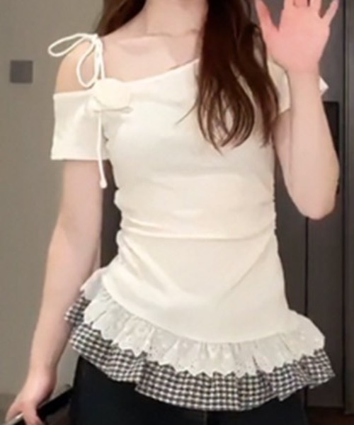 Teem Store(チームストア)の「ワンショルダー裾チェック 切り替えペプラムTシャツ 肩ヒモ(Tシャツ/カットソー・レディース・ホワイト/ブラック・F)」の9枚目の写真