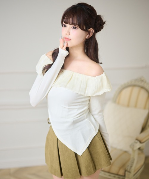 Anely（アネリー）の「イレギュラー ヘム オフショル デザイン トップス（Tシャツ/カットソー・レディース・イエロー/パープル/アイボリー・FREE）」の6枚目の写真