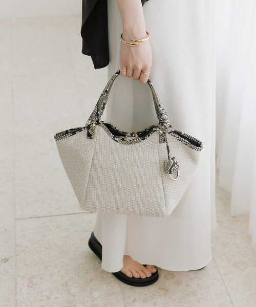 RIVE DROITE（リヴドロワ）の「予約【ショルダーストラップ付き】レザーパイピングミニトート（ハンドバッグ・レディース・ブラック/アイボリー/ベージュ・FREE）」の16枚目の写真