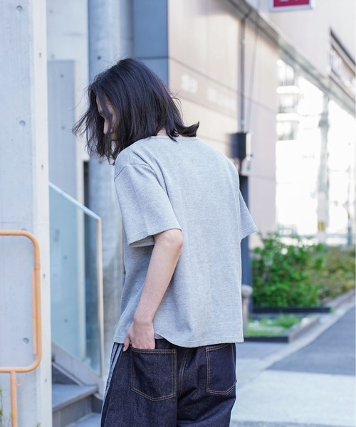 ATELANE(アテレーン)の「ATELANE /ワッフルヘンリーネック/コンパクトサイズ(Tシャツ/カットソー・メンズ・グレー・MEDIUM/LARGE/X-LARGE)」の4枚目の写真