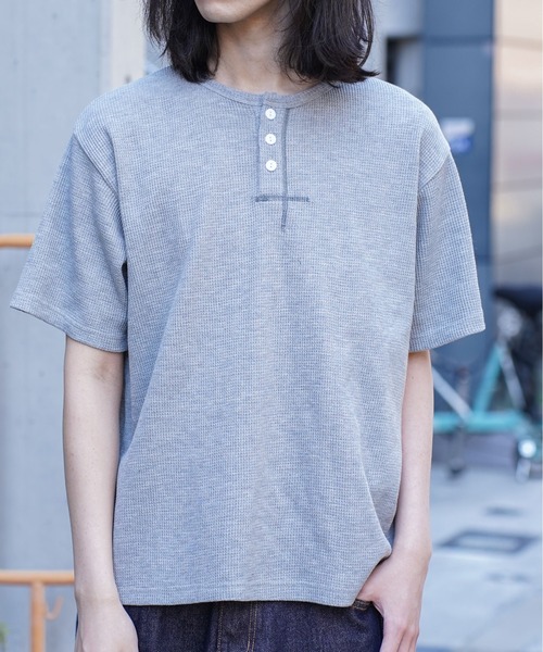 ATELANE(アテレーン)の「ATELANE /ワッフルヘンリーネック/コンパクトサイズ(Tシャツ/カットソー・メンズ・グレー・MEDIUM/LARGE/X-LARGE)」の11枚目の写真