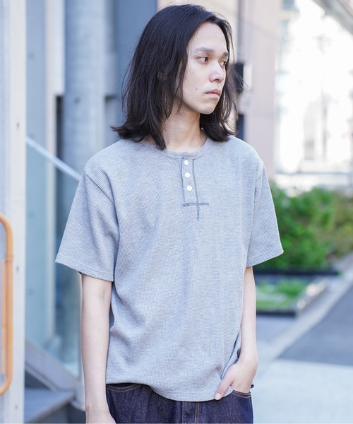 ATELANE(アテレーン)の「ATELANE /ワッフルヘンリーネック/コンパクトサイズ(Tシャツ/カットソー・メンズ・グレー・MEDIUM/LARGE/X-LARGE)」の10枚目の写真