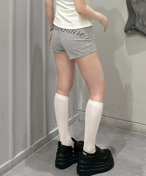 Never mind the XU / Chikashitsu+(ネバーマインド ザ エックスユー / チカシツプラス)の「【nmtc+】Back Script Short Pants / 【エヌエムティーシープラス】バックプリントスクリプトショートパンツ(その他パンツ・レディース・グレー/ブラック/チャコール・ONE SIZE)」の2枚目の写真