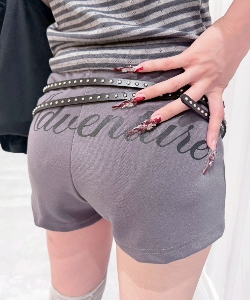 Never mind the XU / Chikashitsu+(ネバーマインド ザ エックスユー / チカシツプラス)の「【nmtc+】Back Script Short Pants / 【エヌエムティーシープラス】バックプリントスクリプトショートパンツ(その他パンツ・レディース・グレー/ブラック/チャコール・ONE SIZE)」の3枚目の写真