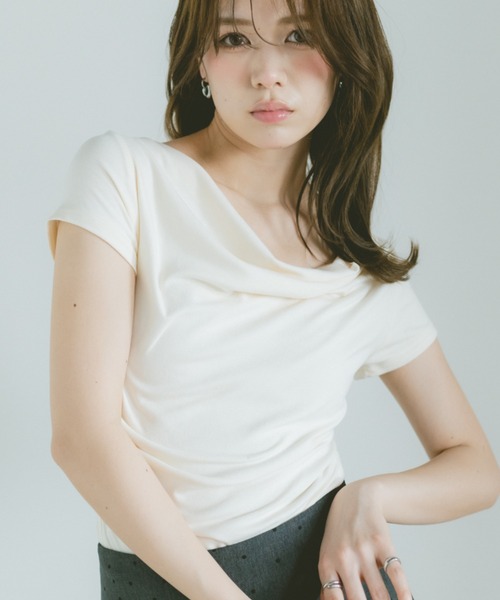 VANNIE U(ヴァニーユー)の「フィットドレープカットソー(Tシャツ/カットソー・レディース・ブラック/アイボリー/ライトブルー・FREE)」の1枚目の写真