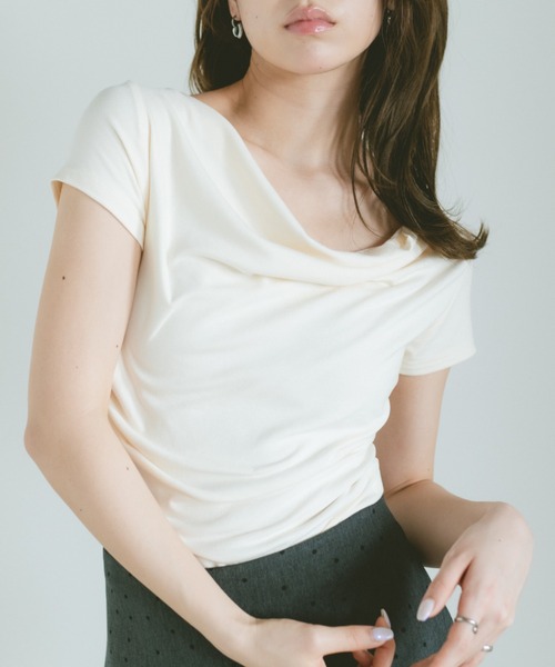 VANNIE U(ヴァニーユー)の「フィットドレープカットソー(Tシャツ/カットソー・レディース・ブラック/アイボリー/ライトブルー・FREE)」の9枚目の写真