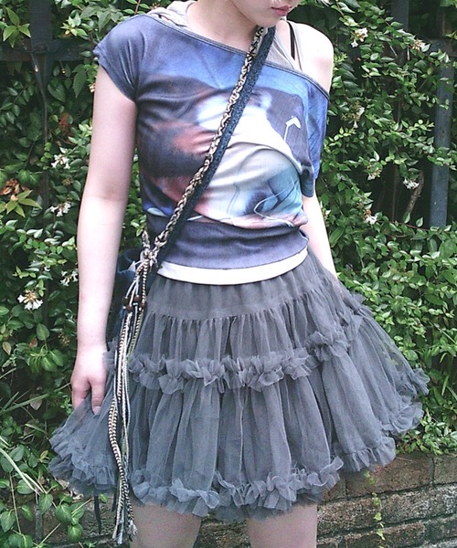 Never mind the XU / Chikashitsu+(ネバーマインド ザ エックスユー / チカシツプラス)の「【Nerd out XU】volume frill skirt / 【ナードアウトエックスユー】ボリュームフリルスカート<着用動画あり>(スカート・レディース・ホワイト/グレー/ブラック・ONE SIZE)」の3枚目の写真