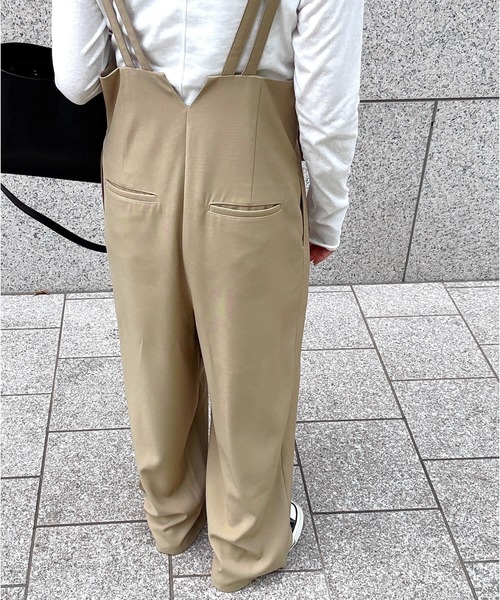 ISOOK(アイスー)の「ダブルストラップサロペット(chiica original)/ サスペンダーパンツ きれいめ オーバーオール デザインパンツ ワイドパンツ タックパンツ 黒 ベージュ(サロペット/オーバーオール・レディース・ベージュ/ブラック・FREE)」の13枚目の写真