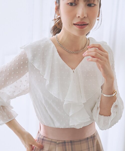 La boutique BonBon(ラブティックボンボン)の「【着映え◎】カットドビーラッフルブラウス(シャツ/ブラウス・レディース・ホワイト/ピンク/バイオレット・FREE)」の2枚目の写真