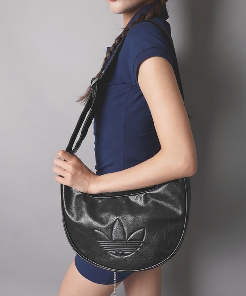 adidas(アディダス)の「【adidas/アディダス】合皮ハーフムーンバッグ(ショルダーバッグ・レディース・ブラック・ONESIZE)」の5枚目の写真