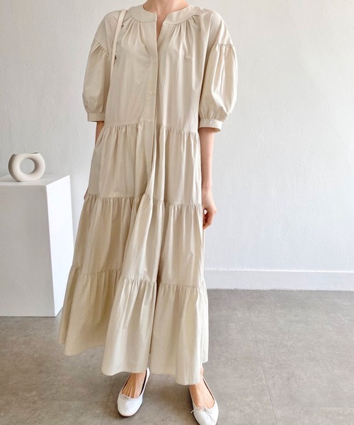 AMAJI(アマジ)の「クルーネック フロントボタン パフスリーブ ティアード ロングワンピース(ワンピース・レディース・ベージュ/ブラック・FREE)」の1枚目の写真