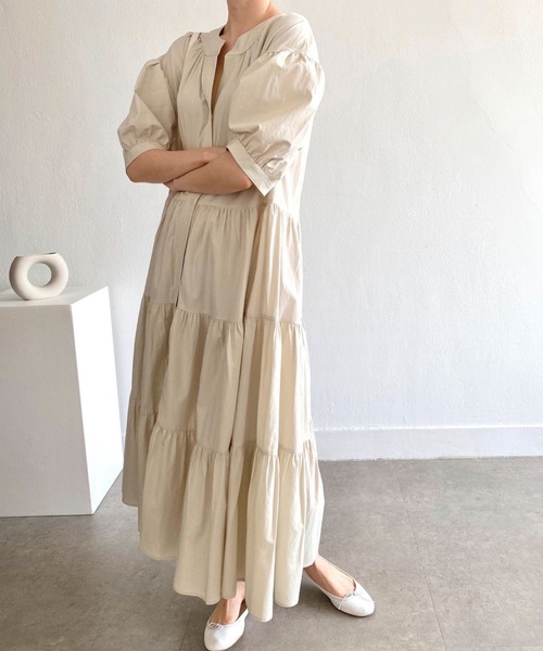 AMAJI(アマジ)の「クルーネック フロントボタン パフスリーブ ティアード ロングワンピース(ワンピース・レディース・ベージュ/ブラック・FREE)」の6枚目の写真