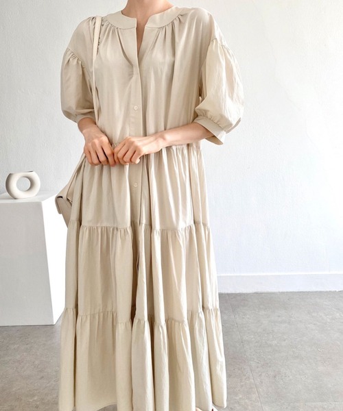 AMAJI(アマジ)の「クルーネック フロントボタン パフスリーブ ティアード ロングワンピース(ワンピース・レディース・ベージュ/ブラック・FREE)」の3枚目の写真