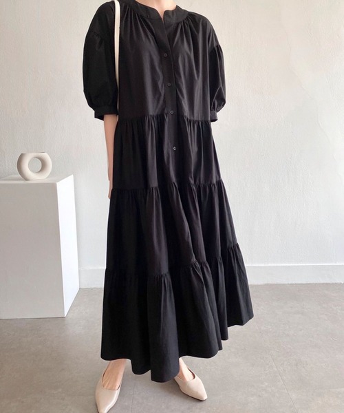 AMAJI(アマジ)の「クルーネック フロントボタン パフスリーブ ティアード ロングワンピース(ワンピース・レディース・ベージュ/ブラック・FREE)」の5枚目の写真