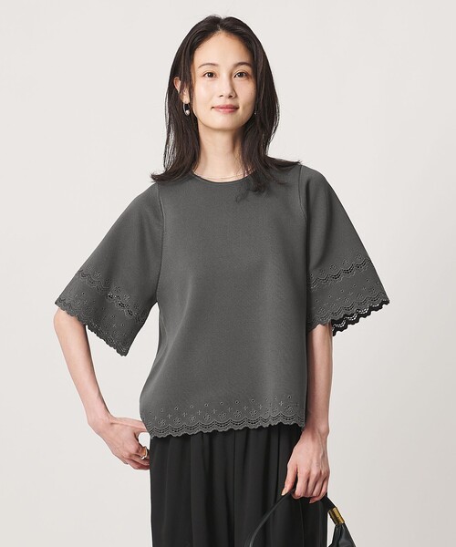 UNITED ARROWS(ユナイテッドアローズ)の「カットワーク スカラップ プルオーバー ニット ‐ウォッシャブル‐(ニット/セーター・レディース・ブラック/ベージュ/ダークグレー・FREE)」の3枚目の写真