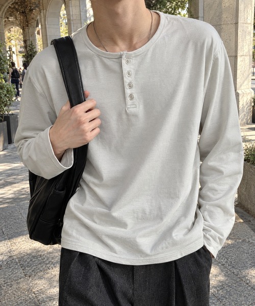 CIYOT(シヨウト)の「【CIYOT】レギュラーフィット ベーシック ヘンリーネック 長袖Tシャツ<UVカット>(Tシャツ/カットソー・メンズ・ダークグレー/レッド/モスグリーン/ライトグレー系/ブラウン/ブラック/ブルー系・M/S/L)」の4枚目の写真