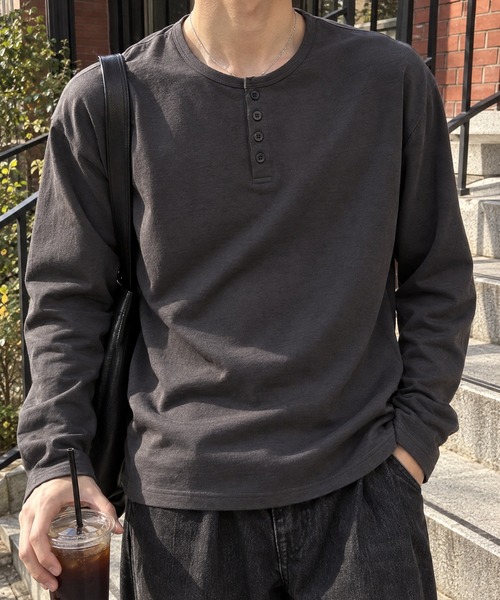 CIYOT(シヨウト)の「【CIYOT】レギュラーフィット ベーシック ヘンリーネック 長袖Tシャツ<UVカット>(Tシャツ/カットソー・メンズ・ダークグレー/レッド/モスグリーン/ライトグレー系/ブラウン/ブラック/ブルー系・M/S/L)」の3枚目の写真