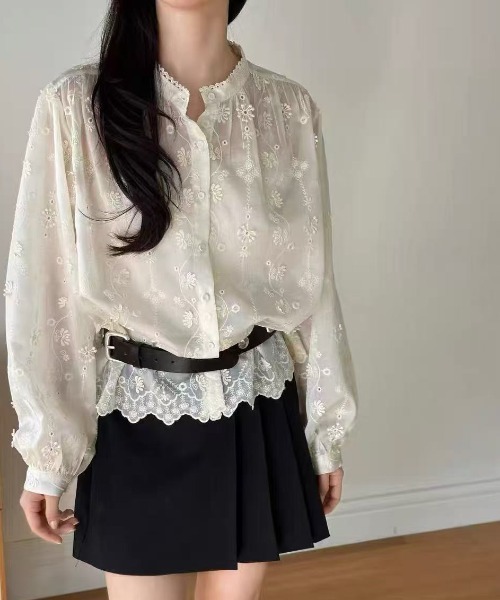 FAVORITO(ファヴォリート)の「刺繍スタンドカラーブラウス(シャツ/ブラウス・レディース・ベージュ/ホワイト・F)」の2枚目の写真