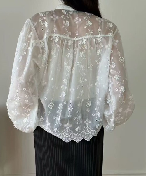FAVORITO(ファヴォリート)の「刺繍スタンドカラーブラウス(シャツ/ブラウス・レディース・ベージュ/ホワイト・F)」の3枚目の写真