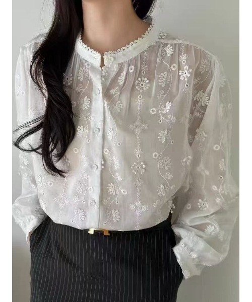 FAVORITO(ファヴォリート)の「刺繍スタンドカラーブラウス(シャツ/ブラウス・レディース・ベージュ/ホワイト・F)」の4枚目の写真