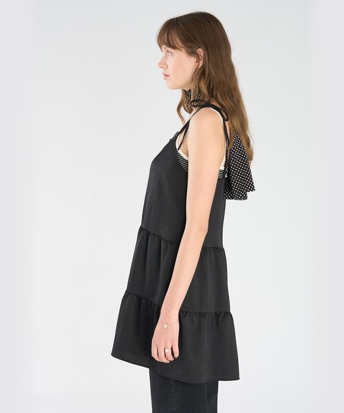 To b. by agnes b.(トゥービーバイアニエスベー)の「サテン キャミソール ティアードワンピース(ワンピース・レディース・ブラック・FREE)」の4枚目の写真