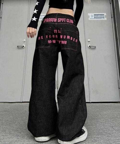 SHERU(シェル)の「バックロゴプリント ルーズデニムパンツ ピンク英字(デニムパンツ・レディース・ブラック・S/M/L)」の2枚目の写真
